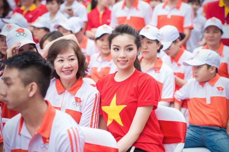 Hoa hau Ky Duyen dep rang ngoi trong Ngay chay Olympic-Hinh-5